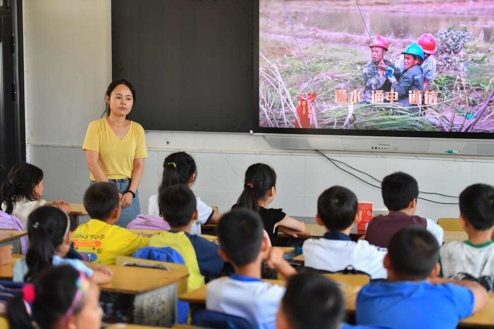 今年夏天，湖南華容縣等地遭受洪澇災(zāi)害。9月，華容縣一所學(xué)校，老師通過講述防災(zāi)救災(zāi)故事，引導(dǎo)孩子們知情、共情，汲取成長(zhǎng)的力量。