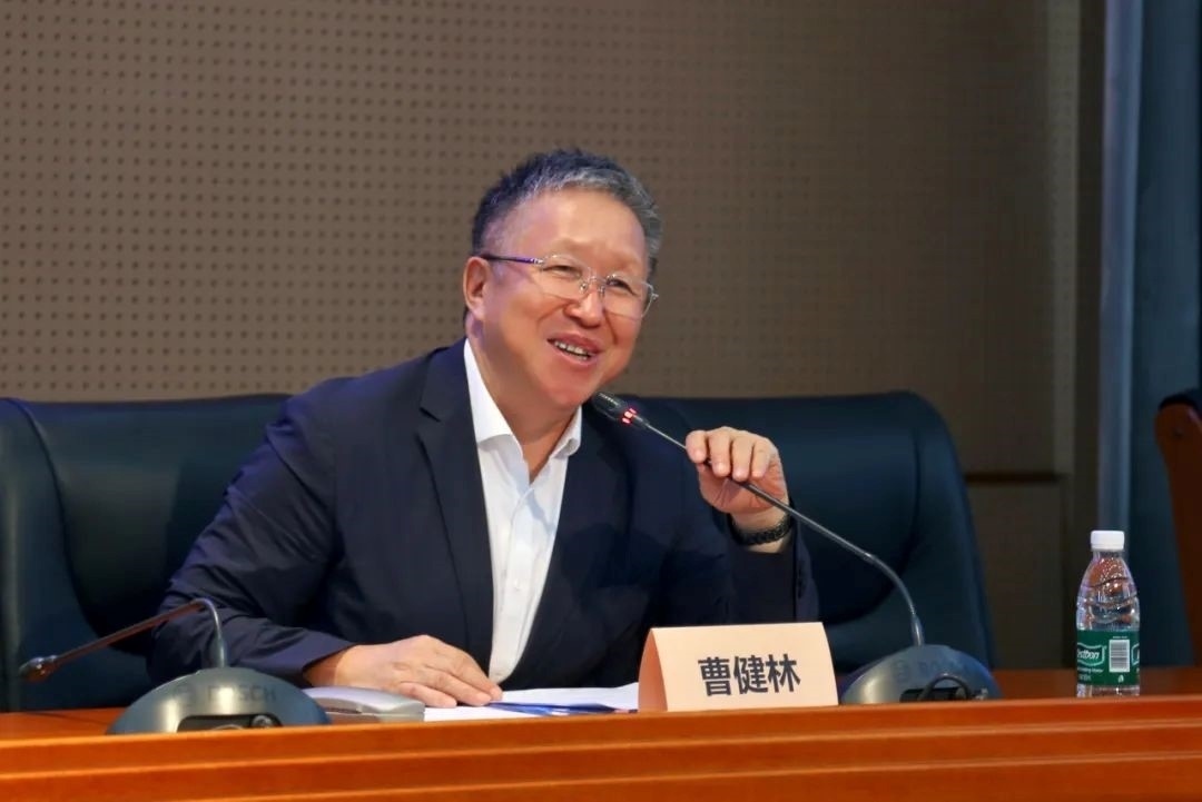 科技部原副部長、十三屆全國政協(xié)教科衛(wèi)體委員會副主任、現(xiàn)任季華實驗室理事長、主任曹健林致辭。主辦方供圖