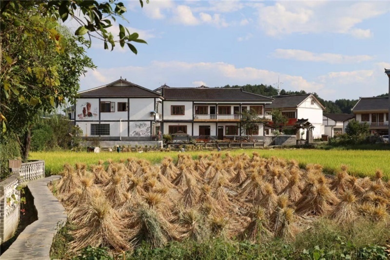 傳統(tǒng)的黔北村莊風(fēng)貌同現(xiàn)代民居元素相融合，人文風(fēng)光與生態(tài)自然風(fēng)景相結(jié)合，人與自然和諧共生。（俄羅斯《中國(guó)與俄羅斯》雜志社社長(zhǎng)奧列格·別列日內(nèi)赫攝）