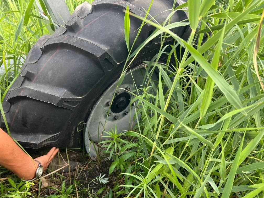 林甸縣一處大型噴灌設(shè)備癟了的輪胎。新華社記者董寶森攝