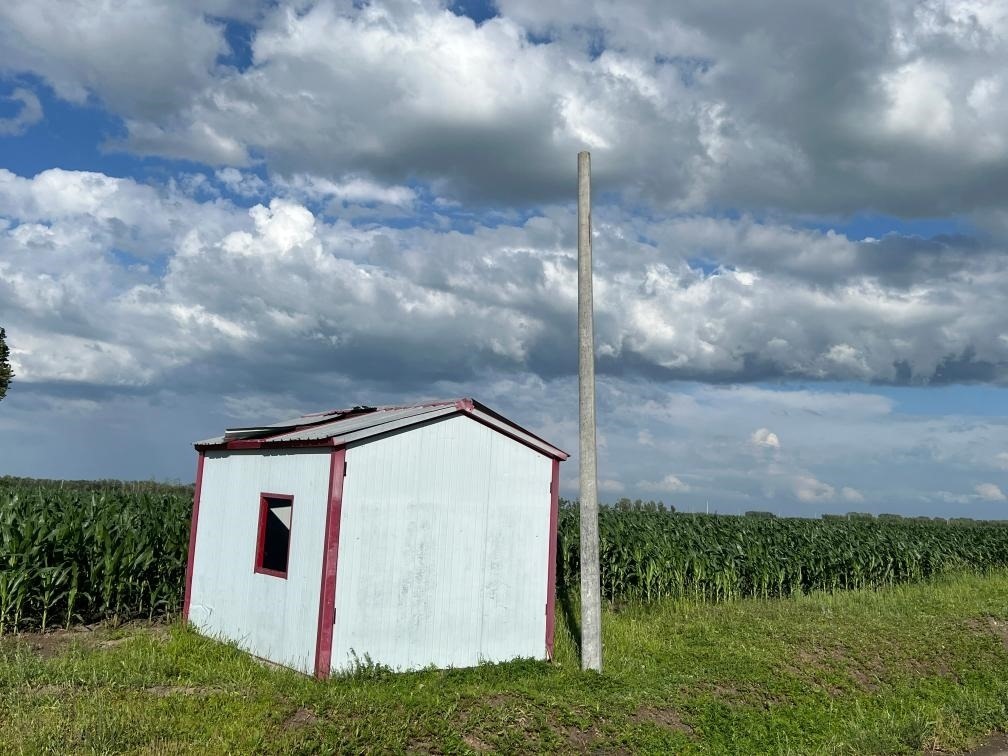 林甸縣一處保護水源井的鐵皮房出現(xiàn)破損，未見配套設(shè)備。新華社記者董寶森攝