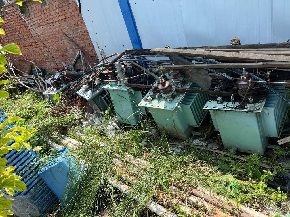 存放在農(nóng)戶家中的變壓器。新華社記者董寶森攝