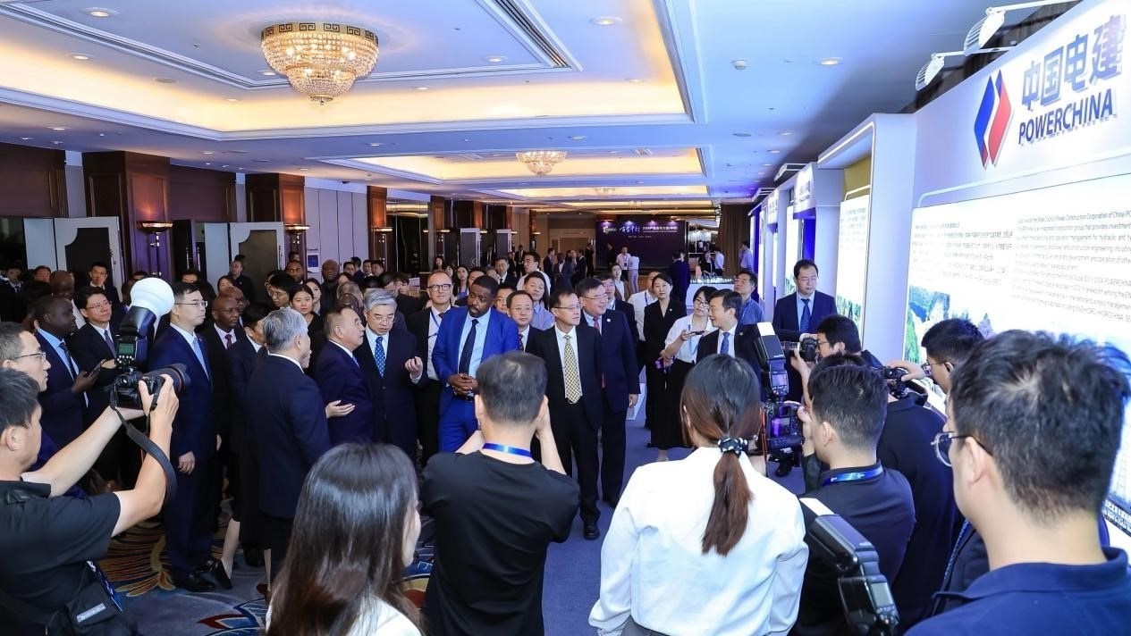 與會(huì)嘉賓參觀主題展覽。主辦方供圖