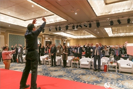 孫武權(quán)現(xiàn)場表演中醫(yī)傳統(tǒng)功法易筋經(jīng)。人民網(wǎng)記者黃培昭攝