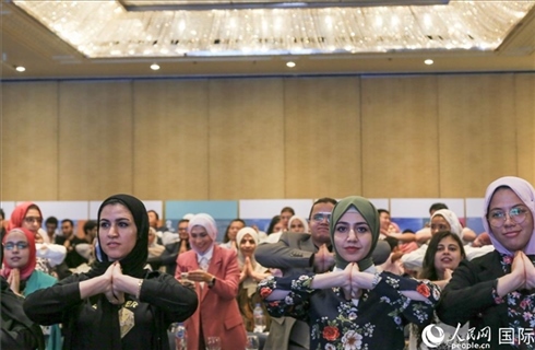 活動現(xiàn)場，埃及民眾跟著孫武權(quán)體驗中醫(yī)傳統(tǒng)功法易筋經(jīng)。人民網(wǎng)記者黃培昭