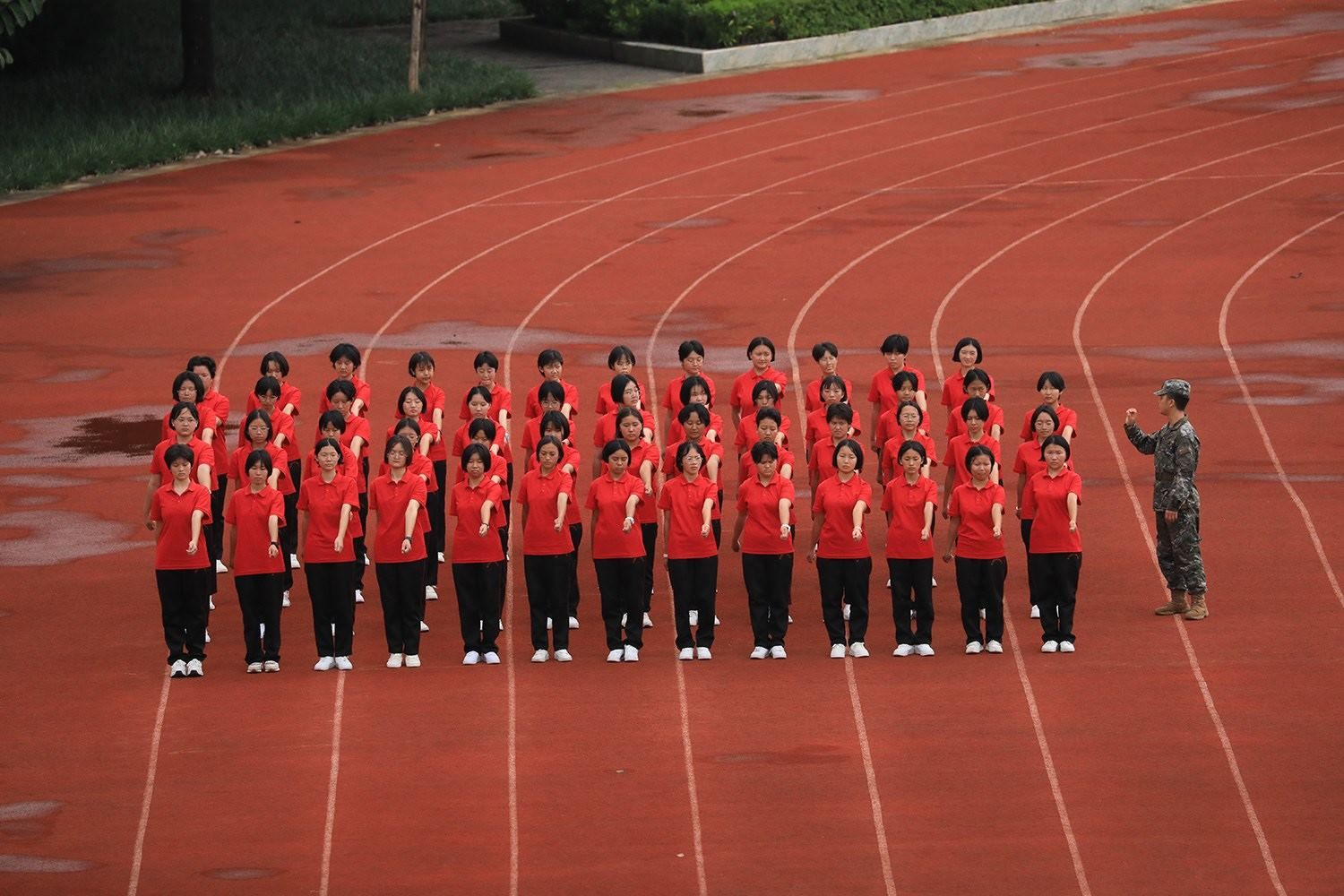 華坪女高2024級(jí)新生軍訓(xùn)。華坪縣融媒體中心供圖