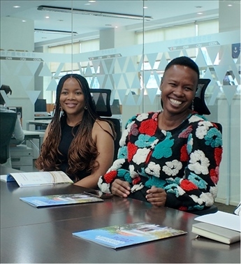 支隊(duì)成員在CGTN非洲總站與當(dāng)?shù)赜浾呓涣?。穆瑞瑩攝