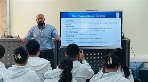 聯(lián)合國(guó)內(nèi)羅畢辦事處的工作人員為支隊(duì)成員講解可持續(xù)發(fā)展目標(biāo)。林源攝