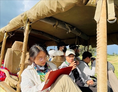 支隊(duì)成員開展長(zhǎng)頸鹿監(jiān)測(cè)國(guó)際志愿工作。林源攝