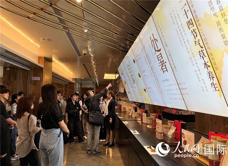 2. 日中友好協(xié)會青年代表團一行學習24節(jié)氣養(yǎng)生知識。（人民網記者陳思 攝）