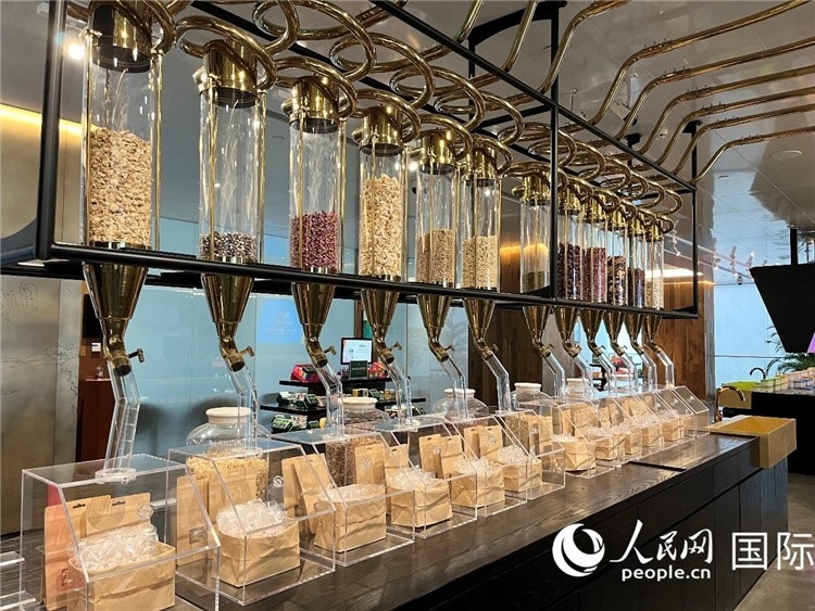 3.展示區(qū)展示的24節(jié)氣養(yǎng)生茶。（人民網記者陳思 攝）