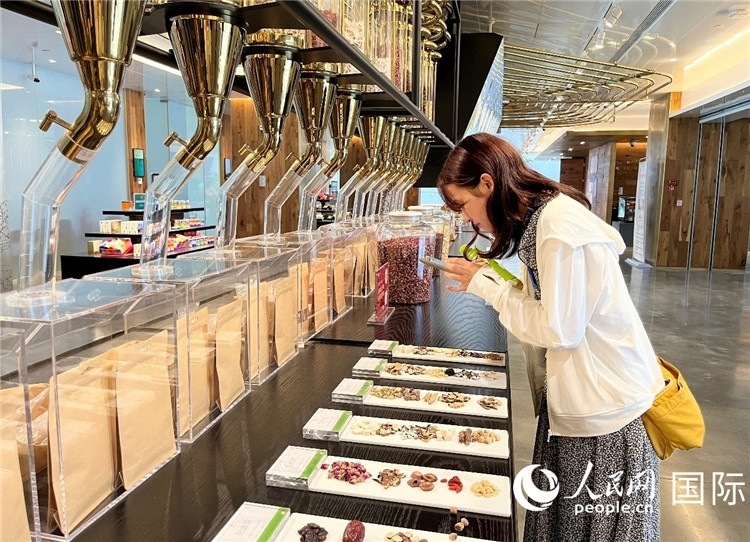 4. 代表團團員對新中式茶飲的食材充滿興趣。（人民網記者陳思 攝）