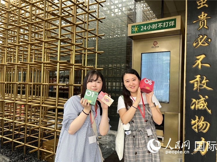 5. 代表團團員展示通過無人售藥機購買的盲盒。（人民網記者陳思 攝）