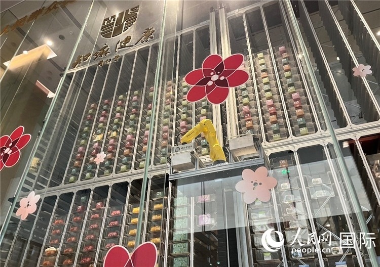 6. 機械臂正在取貨。（人民網記者陳思 攝）