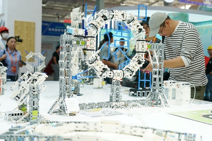 2024年9月11日，記者在服貿(mào)會(huì)首鋼園區(qū)教育服務(wù)館采訪。新華社記者 張晨霖 攝