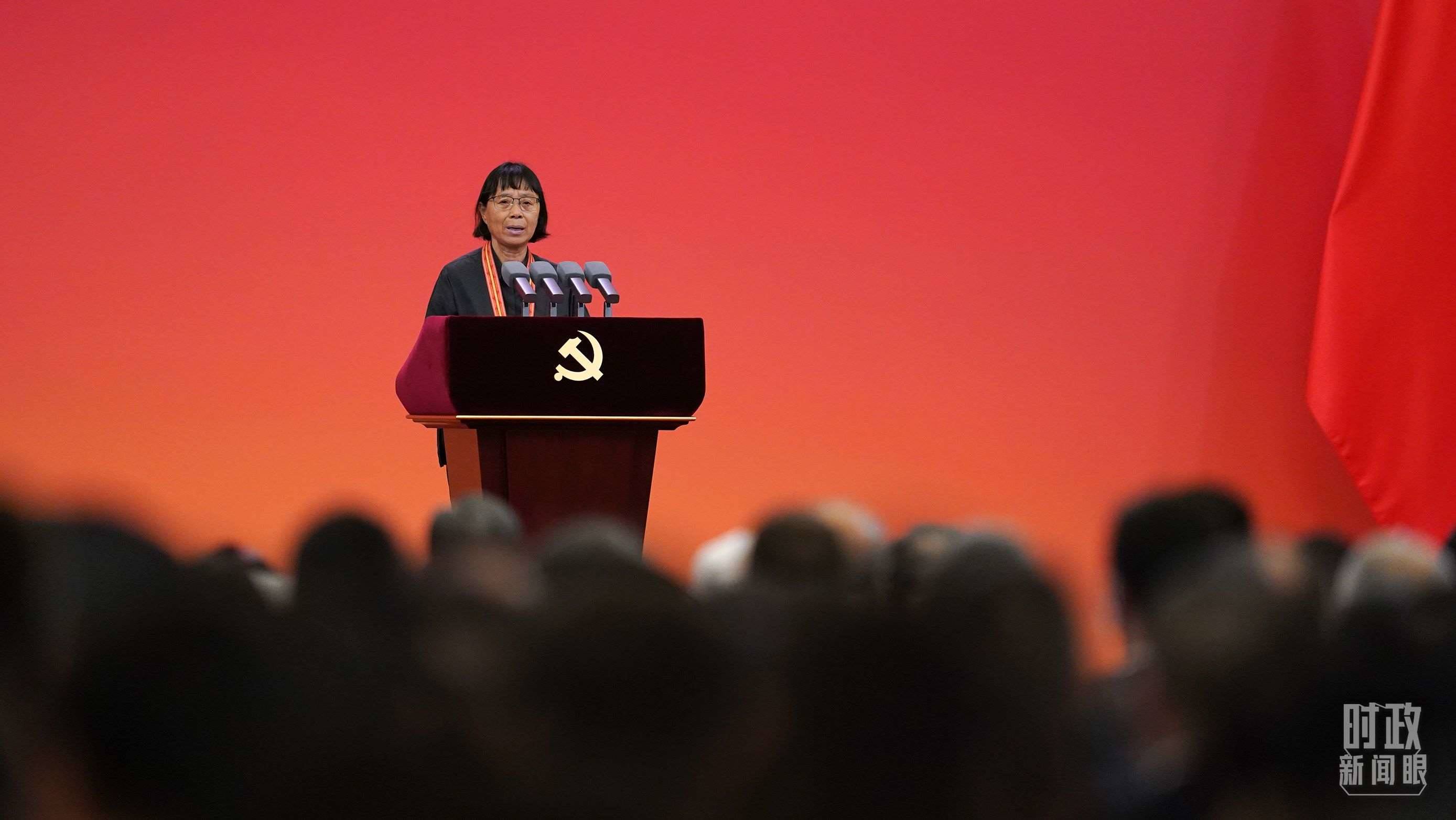  △2021年6月，幫助數(shù)千名貧困山區(qū)女孩圓夢大學(xué)的人民教師張桂梅，代表“七一勛章”獲得者發(fā)言。（總臺國廣記者李晉拍攝）