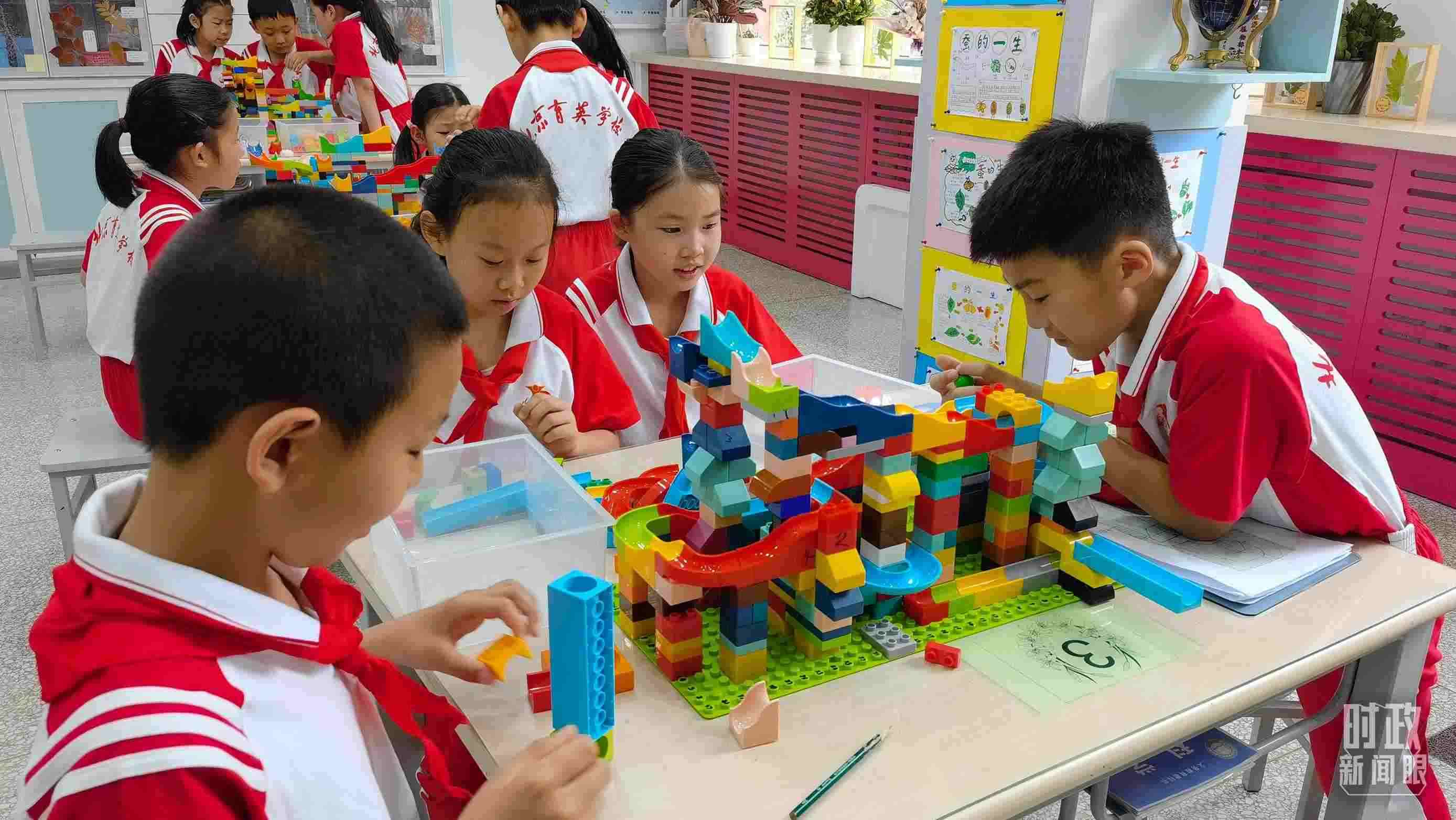  △這是北京育英學(xué)校的科學(xué)教室。2023年5月，習(xí)近平在這里調(diào)研時，希望同學(xué)們從小樹立“科技創(chuàng)新、強國有我”的志向。（總臺央視記者石丞拍攝）