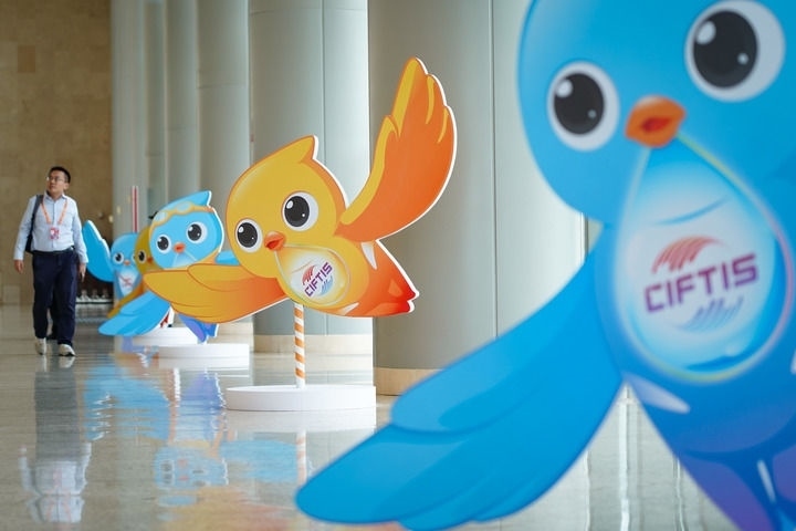 2024年9月11日在國(guó)家會(huì)議中心拍攝的服貿(mào)會(huì)吉祥物“福燕”形象。新華社記者 陳鐘昊 攝