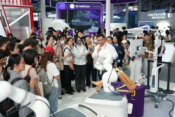 2024年9月11日，記者在服貿(mào)會(huì)首鋼園區(qū)健康衛(wèi)生服務(wù)館采訪。新華社記者 張晨霖 攝