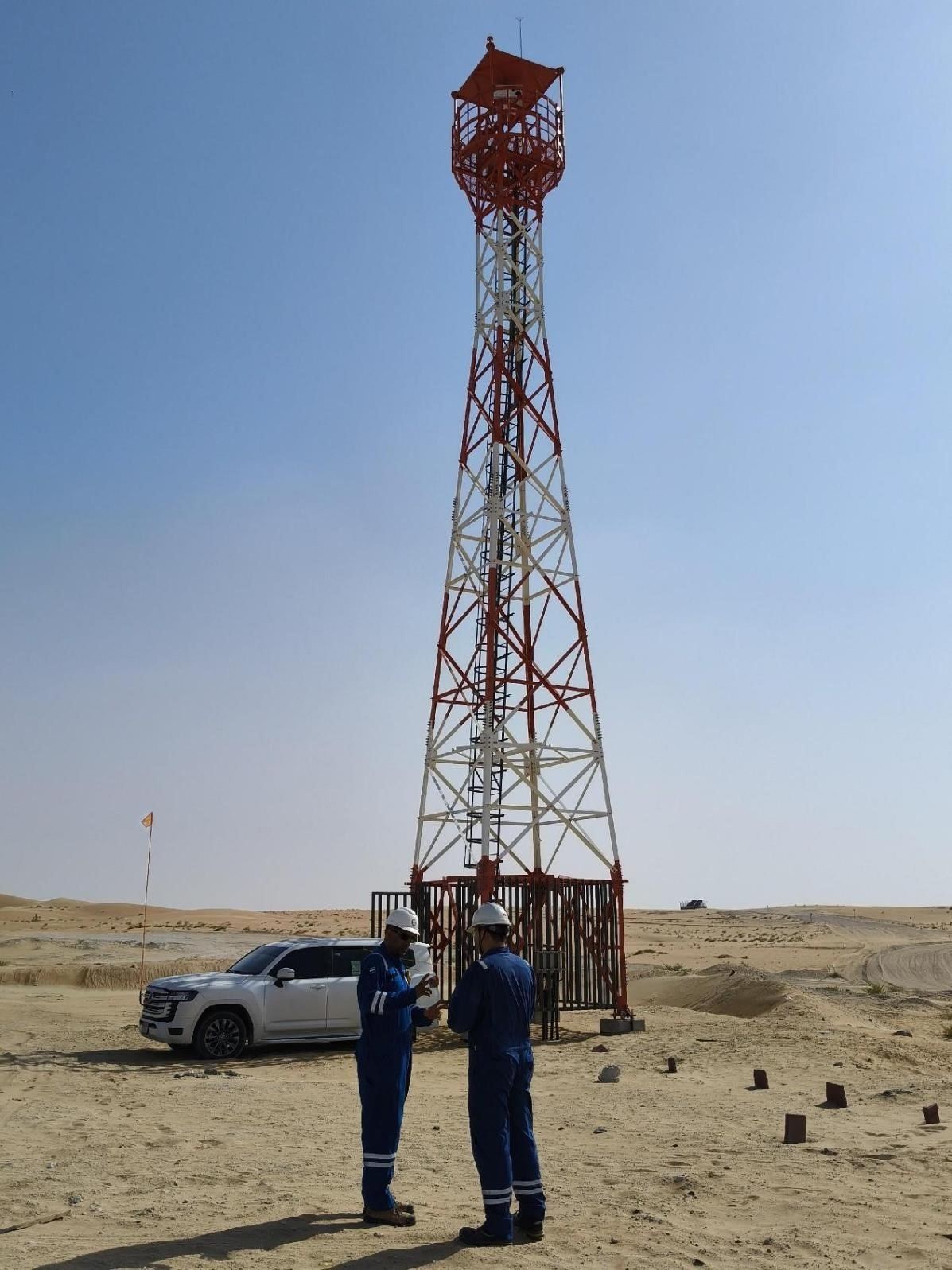 工作人員在調(diào)試紅外線氣體監(jiān)測及智能預(yù)警系統(tǒng)。振華石油供圖