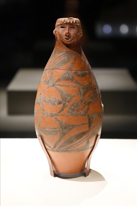 大地灣出土的人頭形器口彩陶瓶。新華社記者 范培珅 攝
