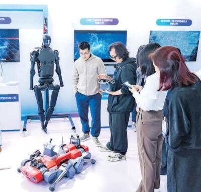 普陀區(qū)“中華武數(shù)”科創(chuàng)集市上，展位工作人員在向觀眾展示機(jī)器人。資料圖片