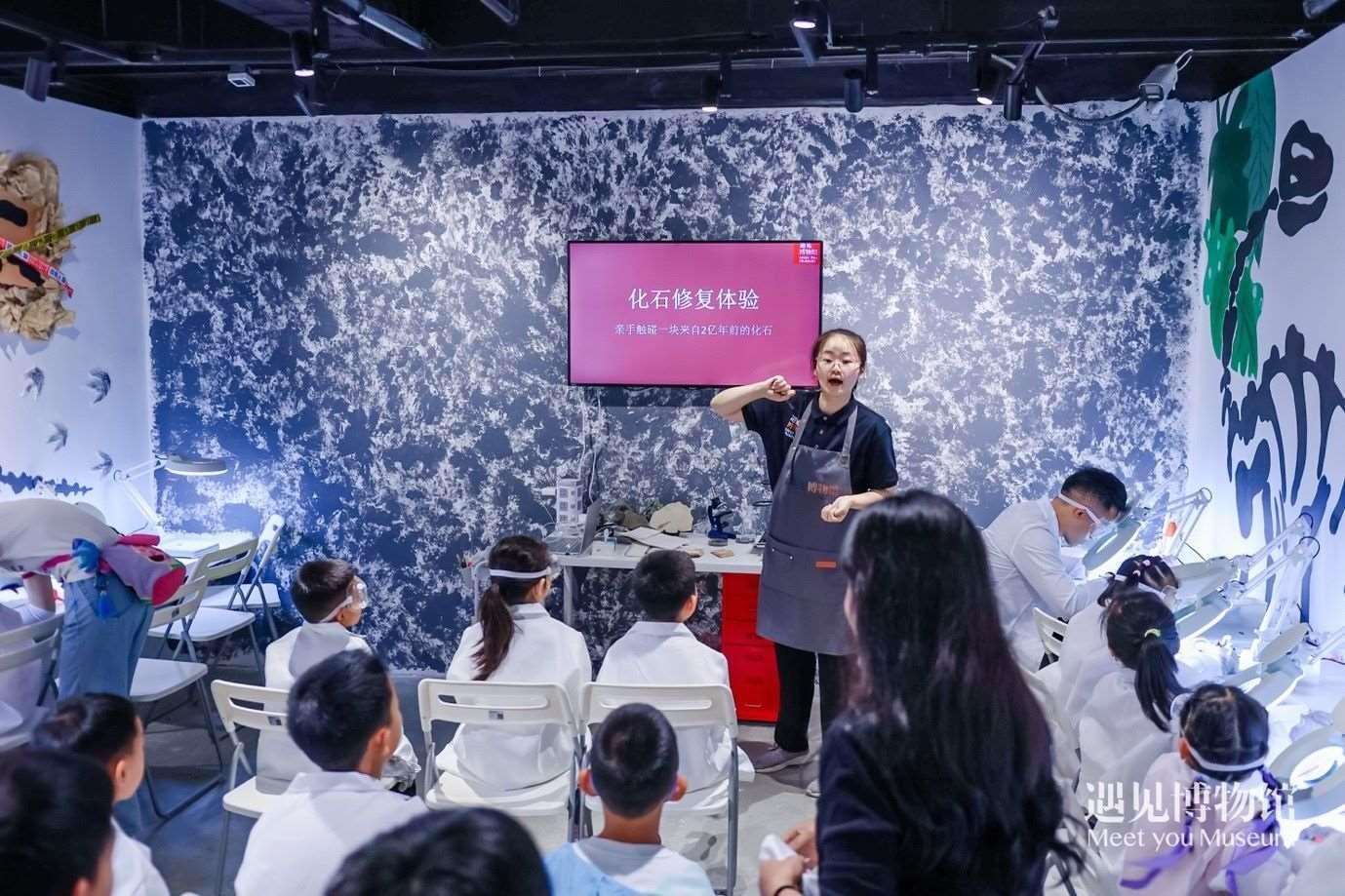 3. 小朋友們?cè)凇?億年的地球記憶——恐龍化石特展”體驗(yàn)當(dāng)“小小科學(xué)家”。遇見博物館供圖