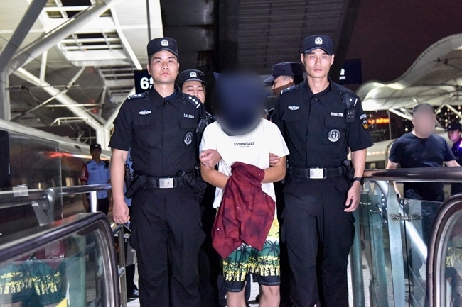 一名潛逃柬埔寨的犯罪嫌疑人被押解回國。公安部供圖