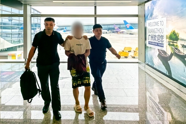 一名潛逃柬埔寨的犯罪嫌疑人被押解回國。公安部供圖