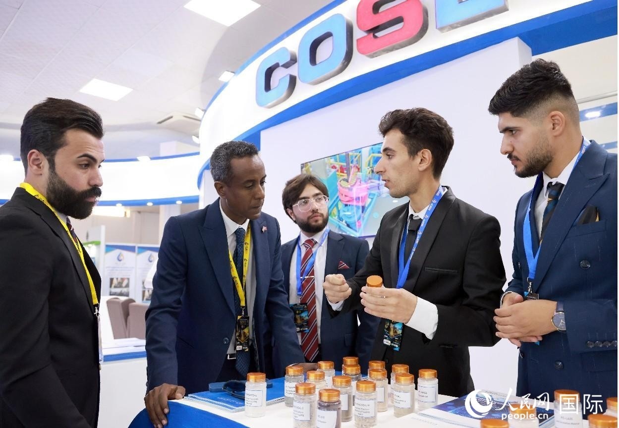 圖為中海油服工作人員在介紹產(chǎn)品。人民網(wǎng)記者 管克江攝