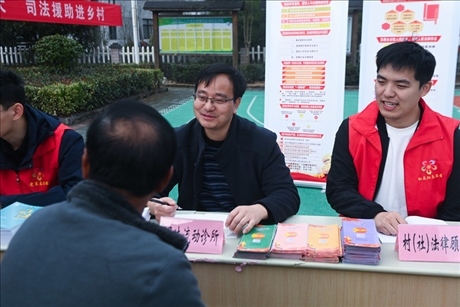 2022年11月9日，在杭州市臨安區(qū)太陽鎮(zhèn)上太陽村，臨安區(qū)太陽司法所所長方凱（右二）現(xiàn)場解答法律問題。 新華社記者 徐昱 攝