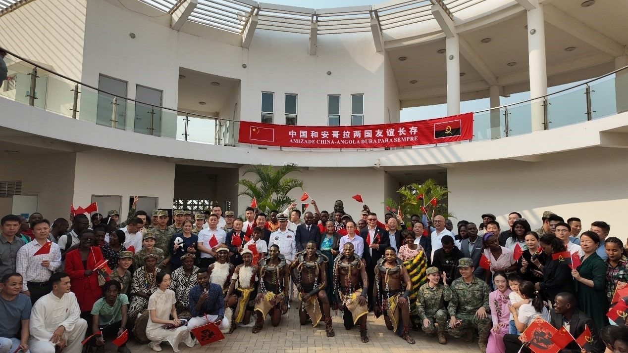 文化聯(lián)誼活動(dòng)合影。內(nèi)圖大學(xué)孔子學(xué)院供圖