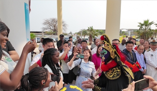 川劇變臉《蜀風(fēng)妙韻》。內(nèi)圖大學(xué)孔子學(xué)院供圖