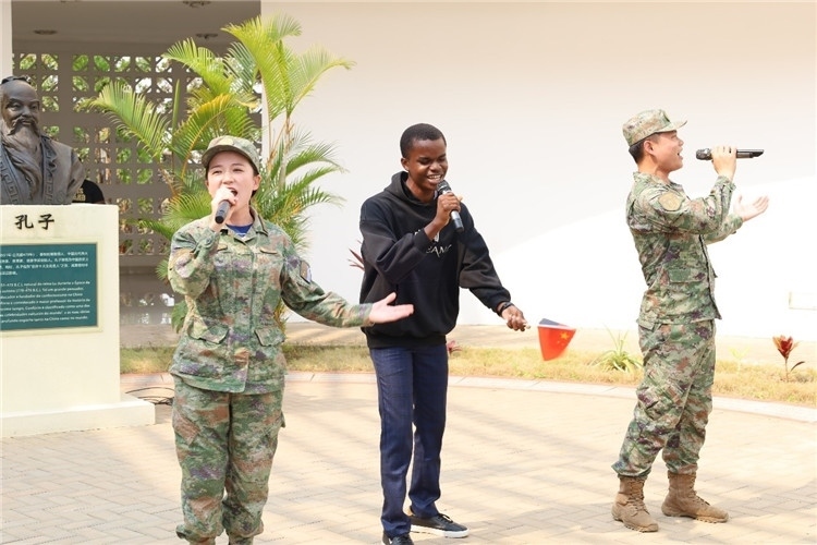 孔院學(xué)生與中國(guó)海軍官兵合唱《天地龍鱗》。內(nèi)圖大學(xué)孔子學(xué)院供圖