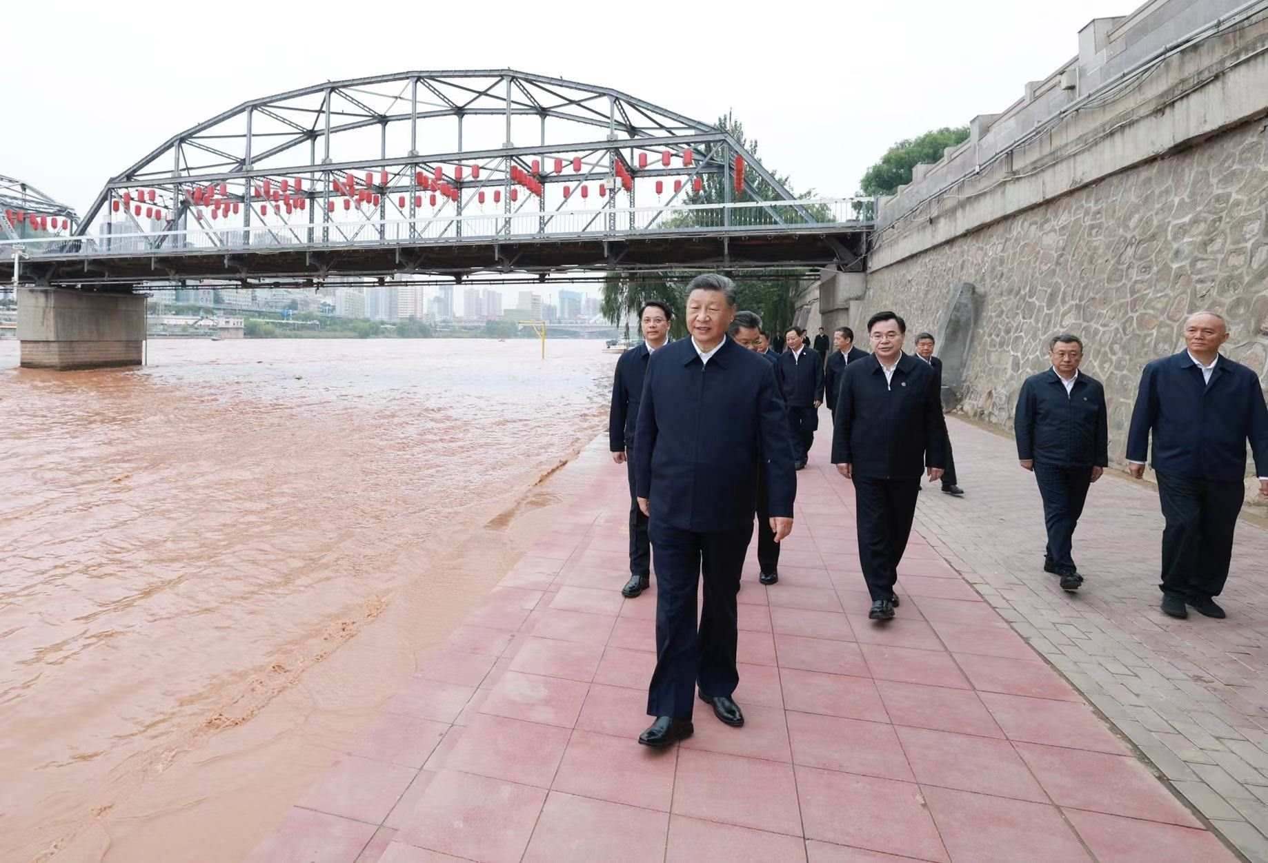 △9月11日下午，甘肅蘭州市黃河蘭州中山橋段，習(xí)近平總書(shū)記了解當(dāng)?shù)赝苿?dòng)黃河流域生態(tài)保護(hù)等情況。