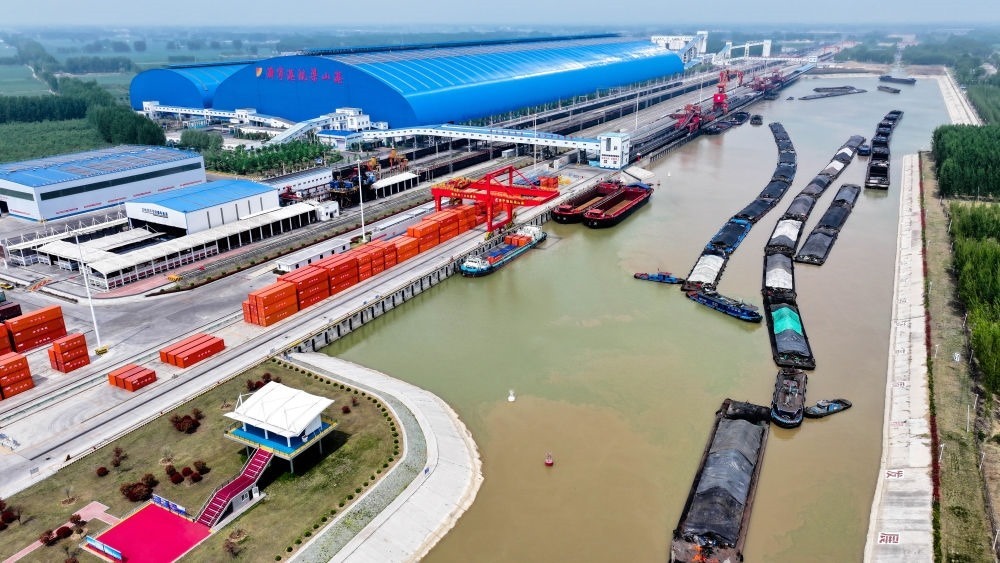 2024年4月24日，船舶行駛在山東濟(jì)寧港航梁山港航道上（無人機(jī)照片）。近年來，山東省加快構(gòu)建沿黃陸海大通道，有效促進(jìn)黃河流域各省區(qū)物流降本增效，實(shí)現(xiàn)更高水平對(duì)外開放。