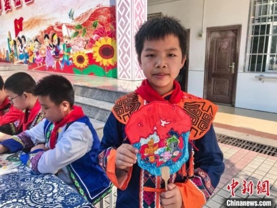 翠竹小學(xué)學(xué)生展示自己繪制的團(tuán)扇作品。蔣豐慧 攝