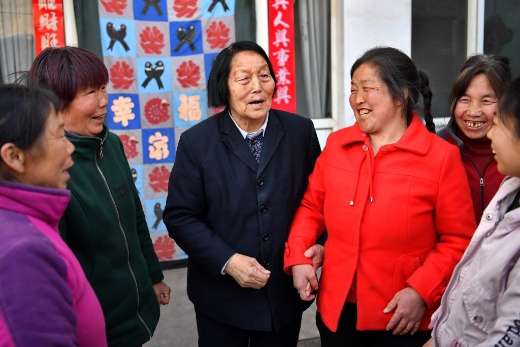 2019年3月23日，申紀蘭（左三）在山西省平順縣西溝村與村民分享全國兩會精神。新華社記者 曹陽 攝