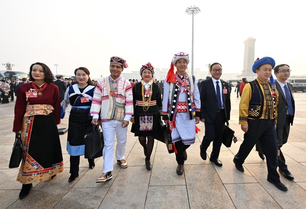 2023年3月5日，第十四屆全國人民代表大會第一次會議在北京人民大會堂開幕。這是全國人大代表走向會場。新華社記者 陳益宸 攝
