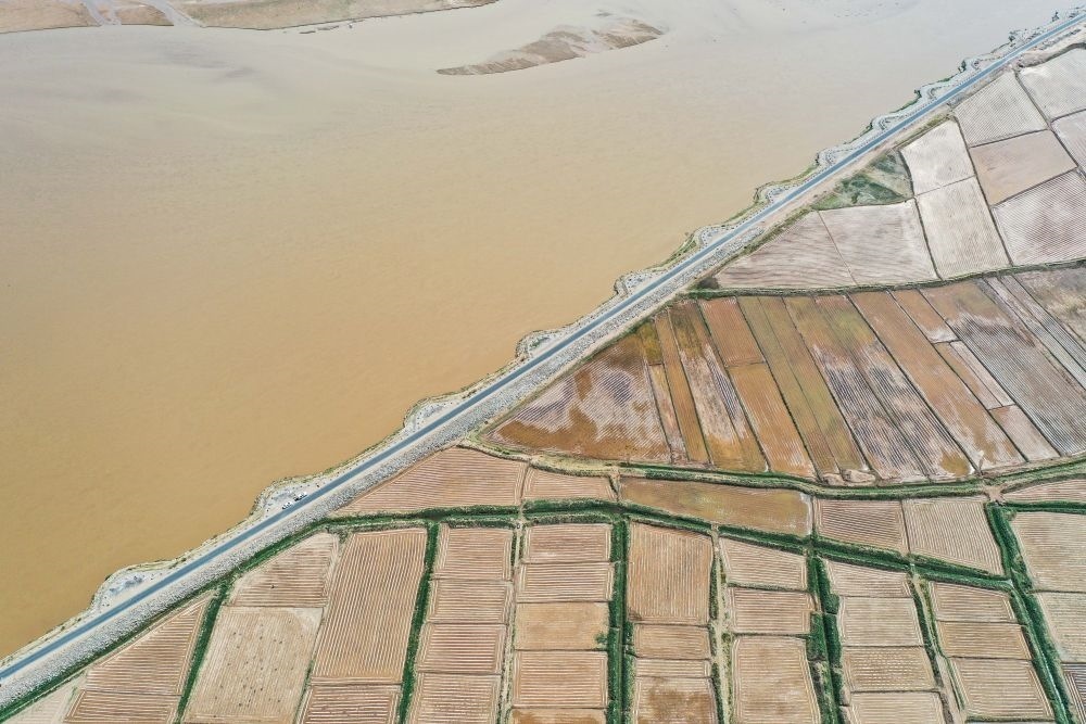 2024年5月26日在內(nèi)蒙古巴彥淖爾市臨河區(qū)拍攝的黃河（無人機(jī)照片）。巴彥淖爾市位于黃河“幾字彎”北端，擁有富饒的河套灌區(qū)，引黃灌溉面積達(dá)1000多萬畝。近年來，在引黃灌溉工程支撐下，河套灌區(qū)年均糧食總產(chǎn)量達(dá)60億斤以上。