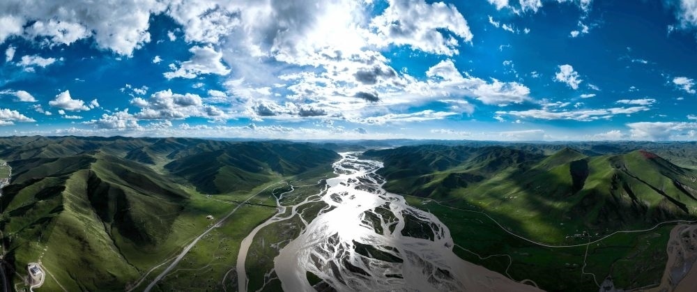 2024年7月31日在青海省果洛藏族自治州達(dá)日縣境內(nèi)拍攝的黃河（無人機(jī)全景照片）。