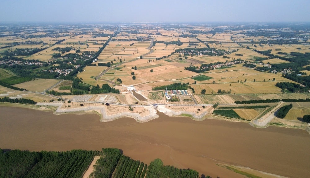 2024年6月19日，位于黃河高青段的馬扎子引黃閘開閘引水（無人機(jī)照片）。5月1日至6月18日，山東省累計(jì)啟用引黃閘63座，引黃河水量10.06億立方米，保障農(nóng)業(yè)灌溉需求。