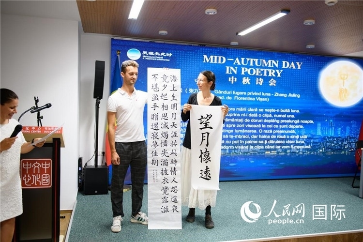 現(xiàn)場(chǎng)的羅馬尼亞書法愛好者書寫并展示作品。傅永山攝