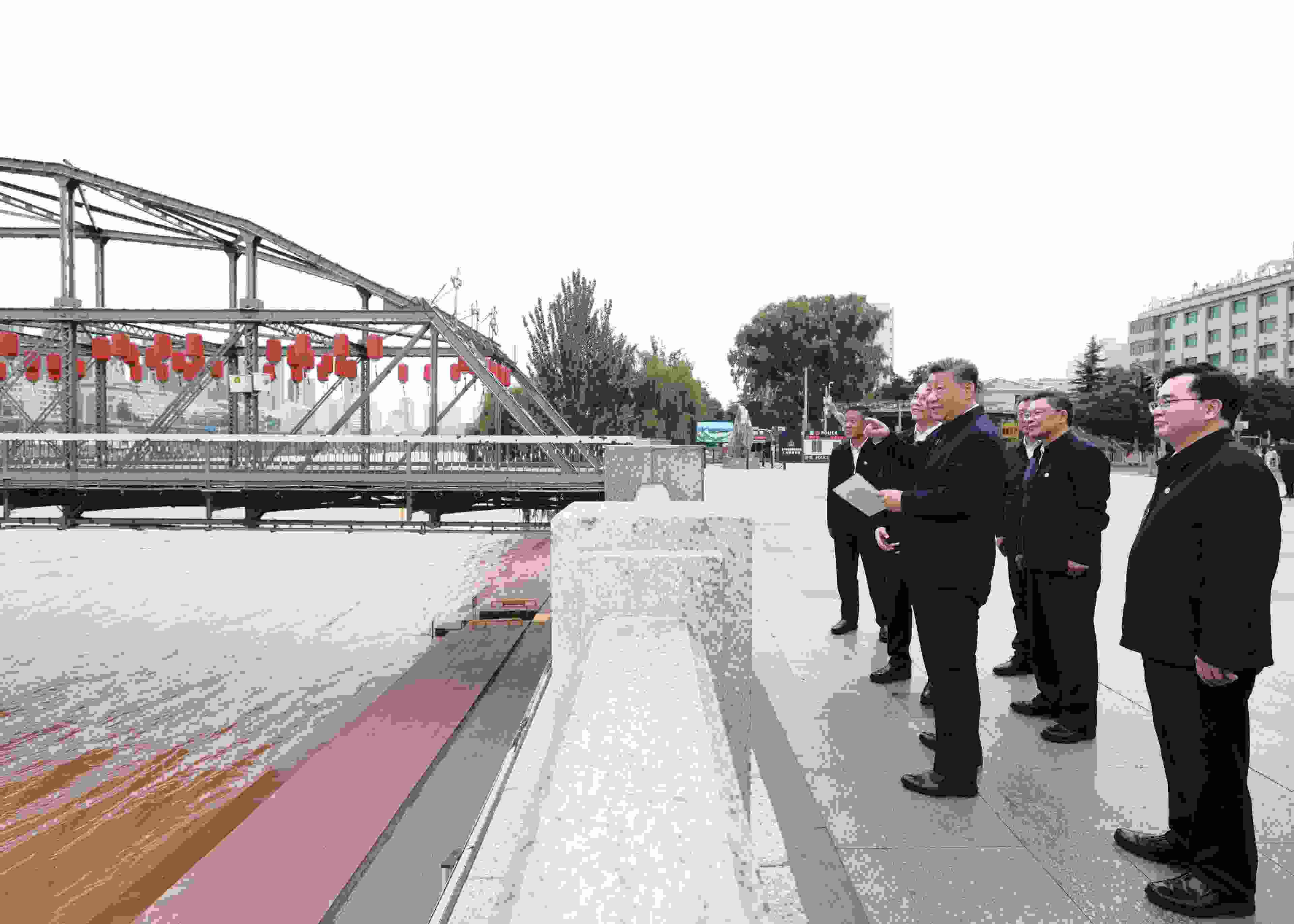 △ 2024年9月11日，習(xí)近平總書記來到甘肅省蘭州市黃河蘭州中山橋段，了解當(dāng)?shù)赝苿狱S河流域生態(tài)保護情況。