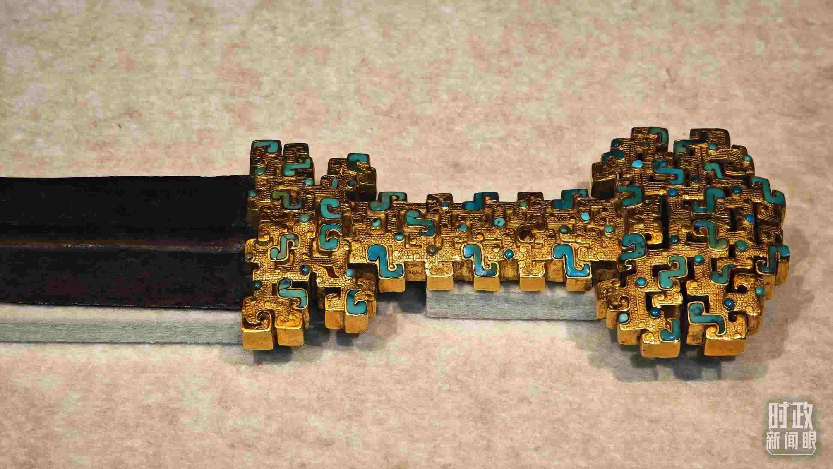 △這是1992年寶雞市益門二號墓出土的金柄鐵劍，劍柄嵌有綠松石。（總臺央視記者彭漢明拍攝）