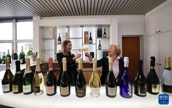 9月13日，在法國(guó)蘭斯附近的希尼萊羅斯，人們?cè)诩氧畞喛偛肯碛孟銠壘?。新華社記者 高靜 攝