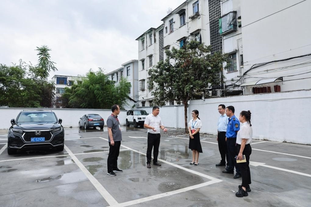2024年9月11日，在浙江省湖州市，湖州吳興區(qū)人大代表、人大飛英街道工委代表及塔下街社區(qū)代表前往已改建的一處停車(chē)場(chǎng)進(jìn)行實(shí)地調(diào)研，監(jiān)督該改建項(xiàng)目的完成情況。新華社記者 徐昱 攝