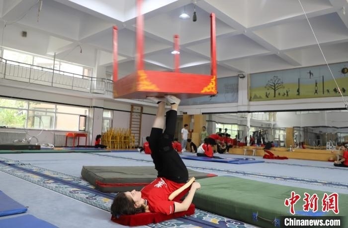 9月13日，美國雜技學(xué)員杰克正在中國“雜技之鄉(xiāng)”吳橋練習(xí)“蹬技”。 馬天龍 攝