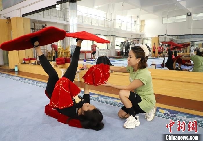 9月13日，來自老撾的紅姆(右)指導(dǎo)學(xué)員雜技動作。 馬天龍 攝