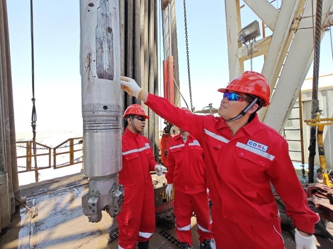 工作人員檢查“璇璣”狀況。中海油服供圖